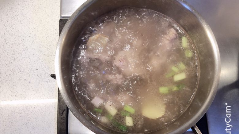 青椒煎排骨,水开后,继续煮8分钟。