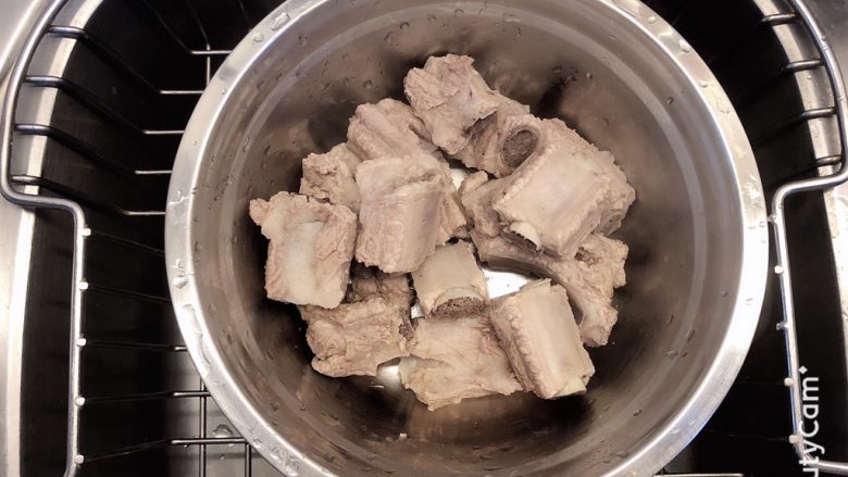 青椒煎排骨,排骨煮好后捞出,冲洗干净,沥干水分。