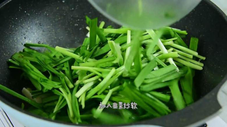 很适合春天吃的菜,营养又简单,油锅烧热,倒入笋丝,大火翻炒,加入韭菜炒软。