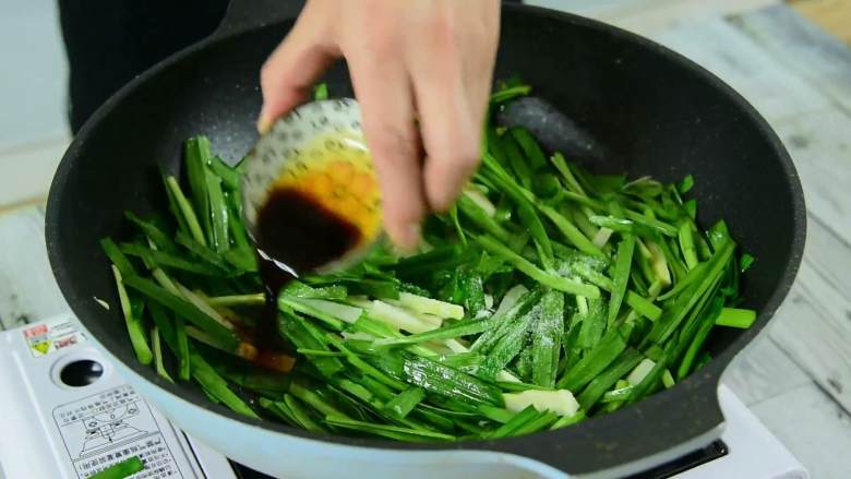 很适合春天吃的菜,营养又简单,加盐、生抽炒匀即可。