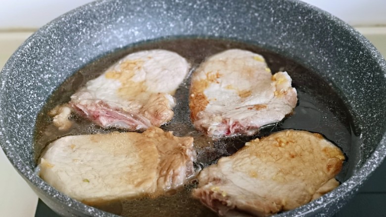 浓油赤酱红烧大排,加入纯净水,大火烧开,转小火慢煮15分钟。
