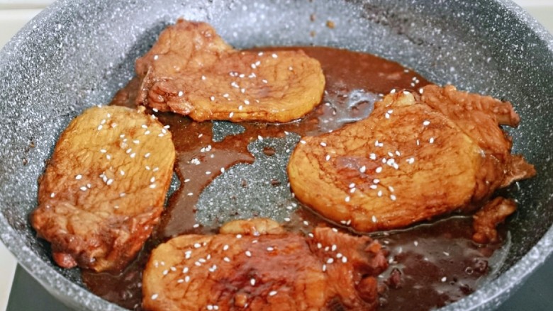 浓油赤酱红烧大排,大火收汤汁,撒上熟芝麻即可出锅。(留一点汤汁)