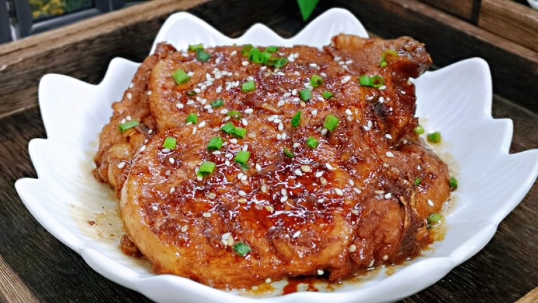 浓油赤酱红烧大排,近看,大排特别入味。