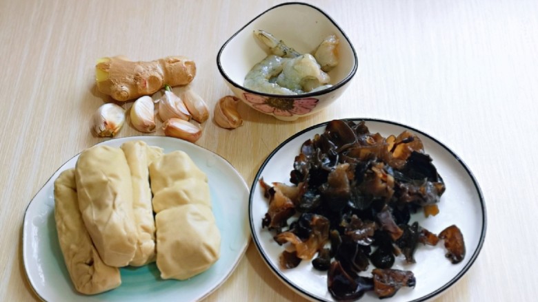 素鸡木耳炒虾仁,准备食材,<a style='color:red;display:inline-block;' href='/shicai/ 136'>黑木耳</a>提前泡发。