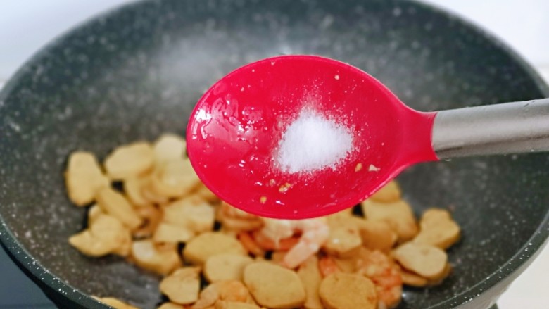 素鸡木耳炒虾仁,按个人口味加入盐,再加入<a style='color:red;display:inline-block;' href='/shicai/ 829'>十三香</a>,快速翻炒。
