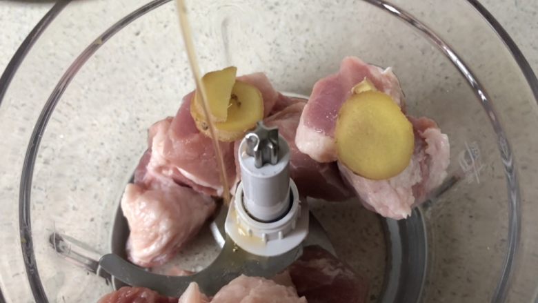 蒜苔炒肉沫,肉中加一勺油,一勺料酒,3片姜,放入搅拌机
