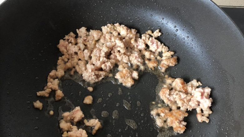 蒜苔炒肉沫,锅烧热,放少许油,下肉末炒散炒变色