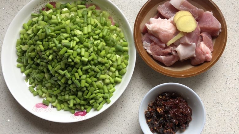 蒜苔炒肉沫,肉切小块,<a style='color:red;display:inline-block;' href='/shicai/ 705'>豆瓣酱</a>和豆豉备好
