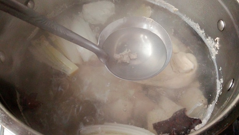 大煮干丝,煮熟,撇去浮沫。留汤备用。