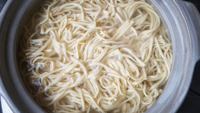 大煮干丝,将焯好的千张(豆腐皮)丝放入高汤中煮开。