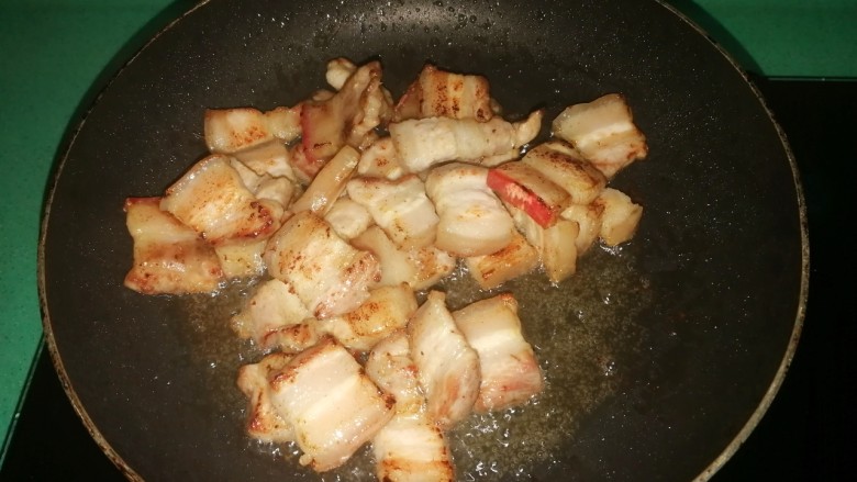 五花肉焗南瓜,煎到两面金黄色,出油