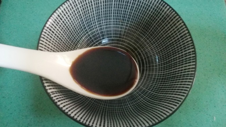 五花肉焗南瓜,现在准备调料,准备一个小碗,倒一汤匙生抽