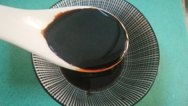 五花肉焗南瓜,一汤匙<a style='color:red;display:inline-block;' href='/shicai/ 762'>老抽</a>,搅拌均匀备用