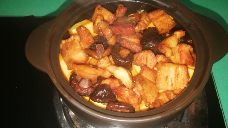 五花肉焗南瓜,把五花肉全部倒入有南瓜的砂锅里,大火煮开然后转小火,盖上盖子慢慢焗至南瓜熟透入味