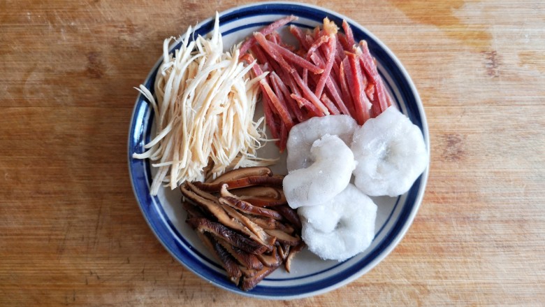 大煮干丝,<a style='color:red;display:inline-block;' href='/shicai/ 287'>虾仁</a>是之前用鲜虾剥好,挑干净虾线冻在冰箱里的,随吃随取非常方便。