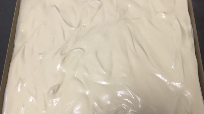 什锦果酱蛋糕卷,用刮刀拌匀蛋糕糊,震几下消泡。