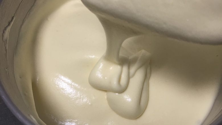 什锦果酱蛋糕卷,继续翻拌50次左右,浓稠的蛋糕糊就完成了。