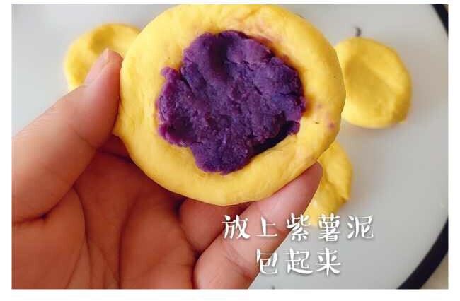 健脾养胃南瓜饼,面皮放上紫薯泥 包起来。压成小圆饼,再压出花纹