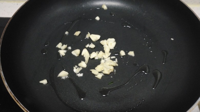 清炒水培芽苗菜、黄瓜丝,锅中放入适量油,炒香蒜末。