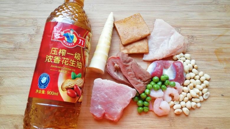 金牌八宝辣酱,准备好食材,清洗干净。