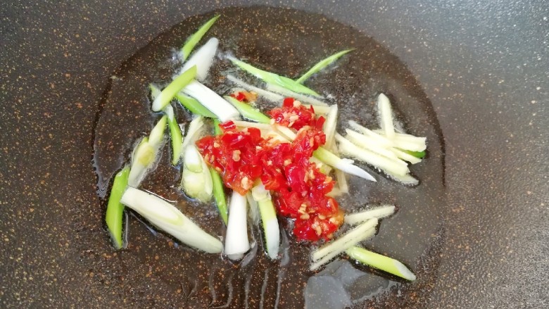 金牌八宝辣酱,炒锅内倒适量的多力浓香花生油烧热,爆香葱姜和<a style='color:red;display:inline-block;' href='/shicai/ 5035'>辣酱</a>。