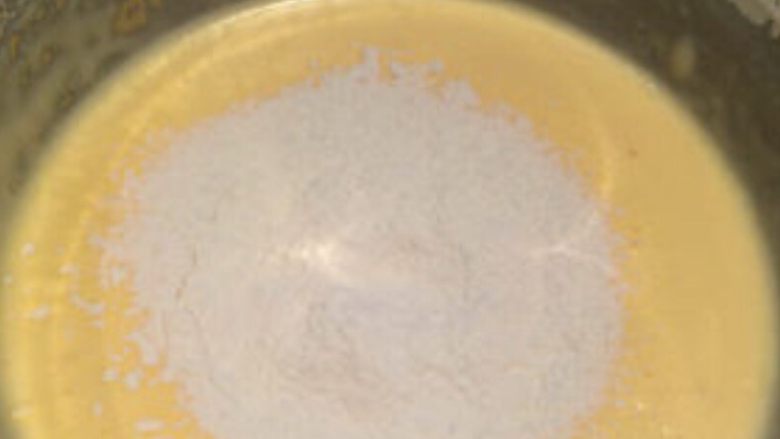 家常小蛋糕,分3次筛入低筋<a style='color:red;display:inline-block;' href='/shicai/ 519'>面粉</a>，每次都翻拌均匀