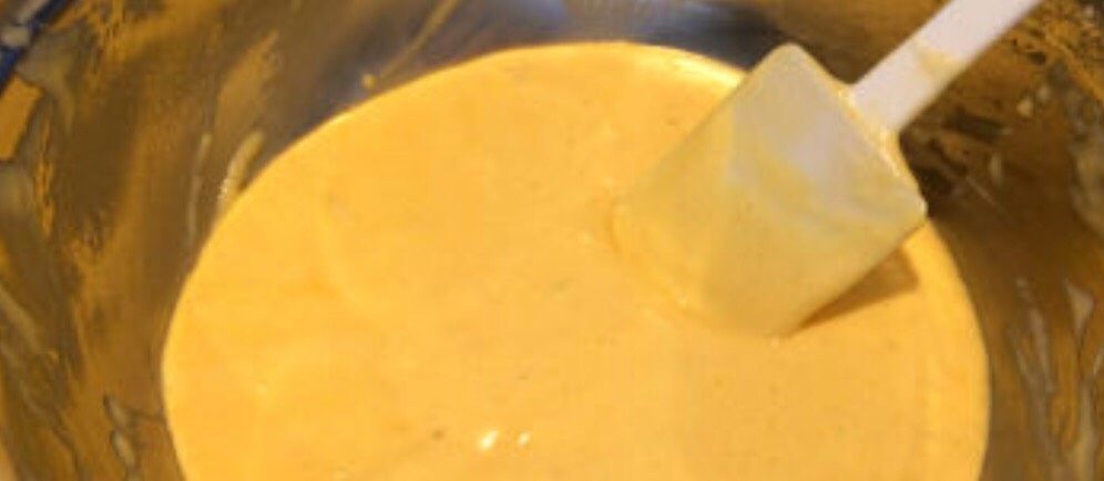 家常小蛋糕,加入<a style='color:red;display:inline-block;' href='/shicai/ 857'>植物油</a>，继续拌均匀