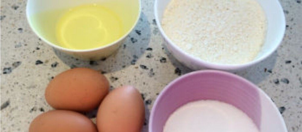 家常小蛋糕,3个<a style='color:red;display:inline-block;' href='/shicai/ 9'>鸡蛋</a>去壳重约150克～160克，喜欢口味甜一些的可以适量增加<a style='color:red;display:inline-block;' href='/shicai/ 3729'>白糖</a>的份量