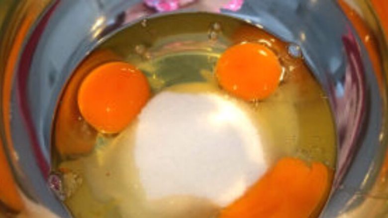 家常小蛋糕,白糖全部加入蛋液中