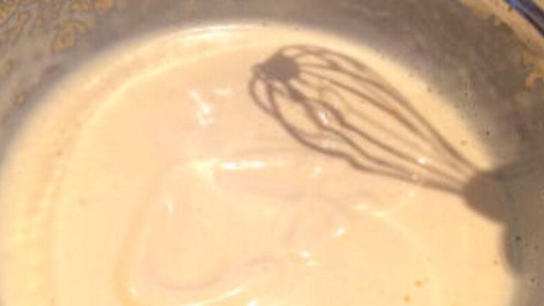 家常小蛋糕,先将鸡蛋液和白糖搅拌均匀，以免打的时候到处都是，在用高速打发到提起花纹不会马上消失