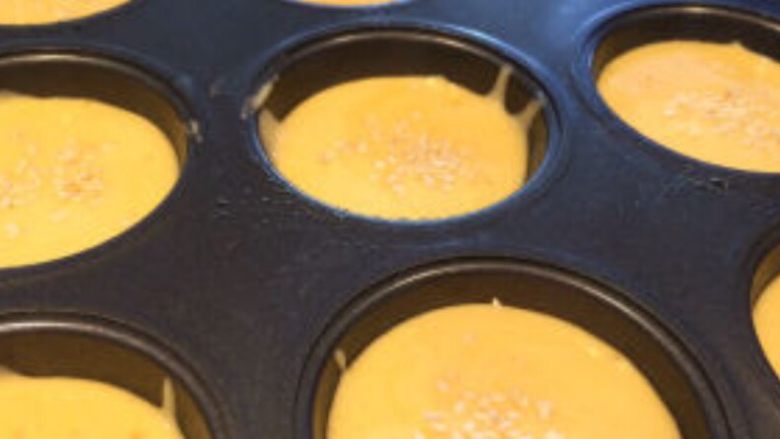 家常小蛋糕,倒进面糊“七分满就好”撒上<a style='color:red;display:inline-block;' href='/shicai/ 678'>白芝麻</a>