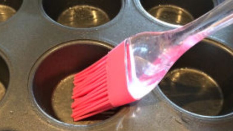 家常小蛋糕,磨具刷一层薄薄的植物油或<a style='color:red;display:inline-block;' href='/shicai/ 887'>黄油</a>