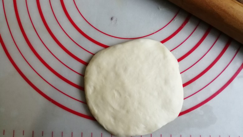 紫薯花面包,将面团擀圆,翻面,光滑面朝下