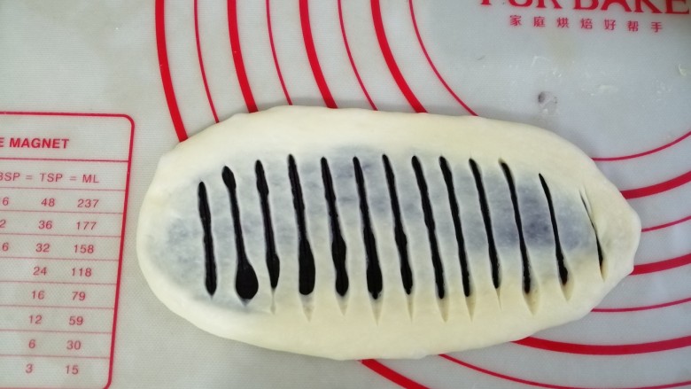 紫薯花面包,用面包割刀割出若干割口,见到馅料即可