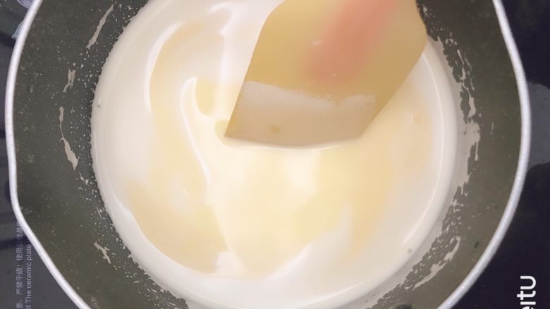 半熟芝士,中小火加热,用刮刀不停搅拌