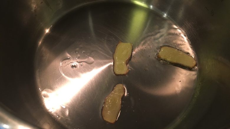 土豆烧牛,我用高压锅,直接薄油爆香姜片