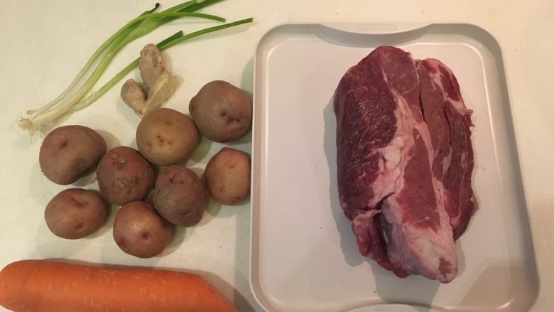 土豆烧牛,材料就是这些!