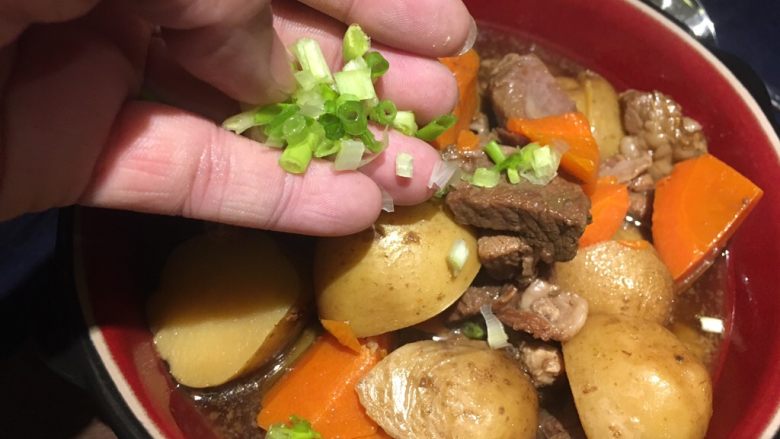 土豆烧牛,撒上葱花!开饭!