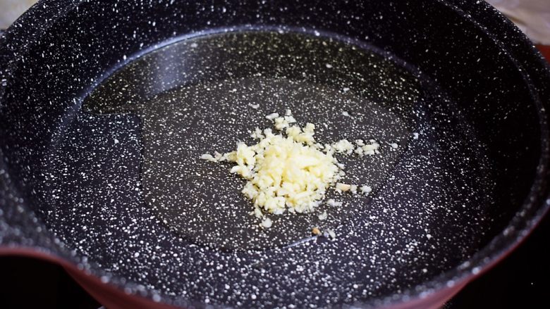 蚝油酱汁杏鲍菇,锅中倒入适量的食用油烧热,放入蒜末爆香
