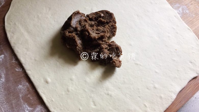 豆沙白玉卷,放上豆沙。