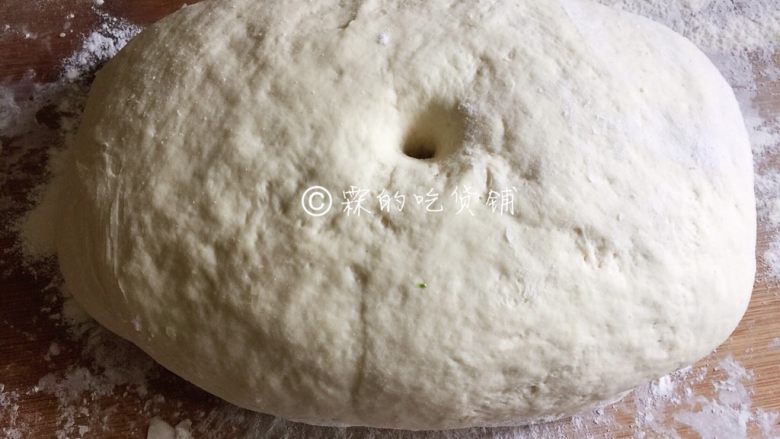豆沙白玉卷,发至差不多有原来的两倍大,用手指在面团中间戳一个洞,洞不会回缩、塌陷,就是发酵好了。