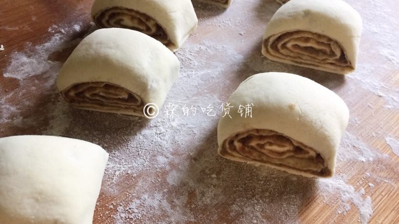 豆沙白玉卷,卷完后,切成合适的大小,进行二次发酵(夏季20分钟左右,冬季时间要长些)。