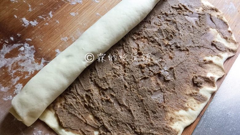 豆沙白玉卷,从上往下卷,或者从下往上卷,都可以。