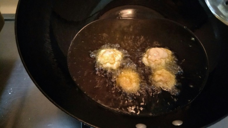 日式炸鸡块,把鸡肉放进去先一分钟不要动,不然面衣会散掉。