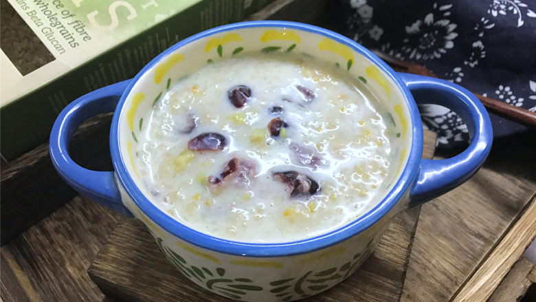 牛奶香蕉燕麦粥,把煮好的燕麦盛入碗中,加入牛奶香蕉拌匀却可。