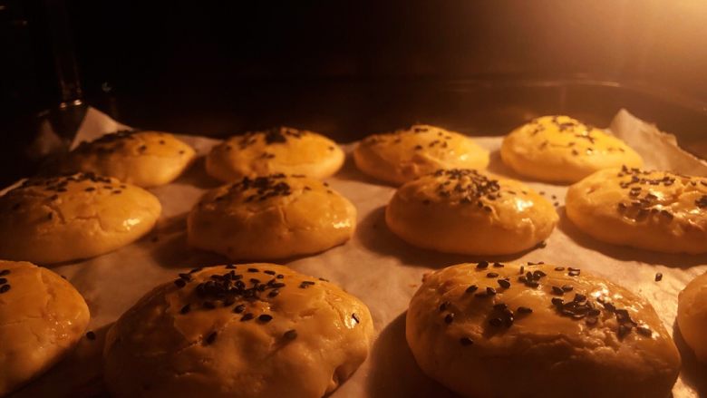 花生酥饼,13. 烤盘放置在烤箱中层,烤25分钟即可