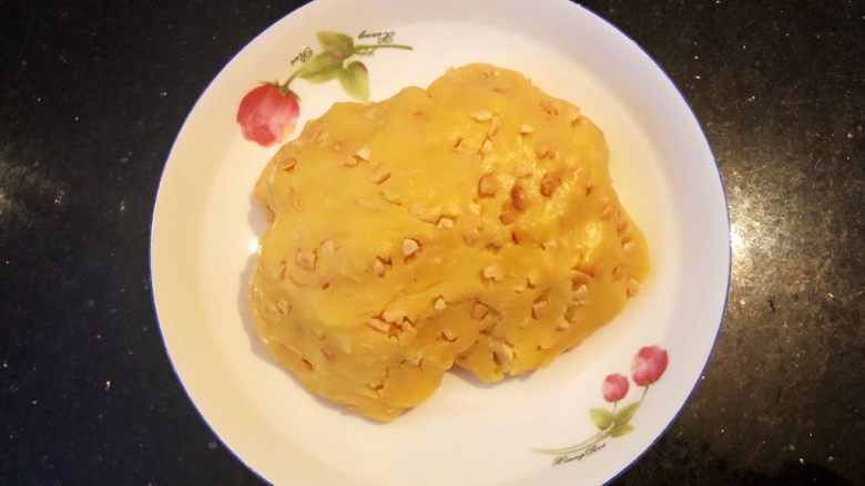 花生酥饼,7.揉搓均匀,揉成团