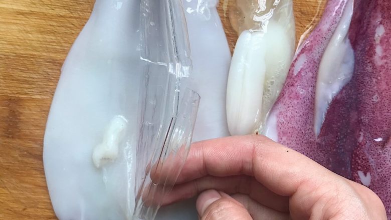 荷兰豆炒鱿鱼,食材处理(二):
鱿鱼用剪刀剪开 将如图的鱿鱼骨头去除