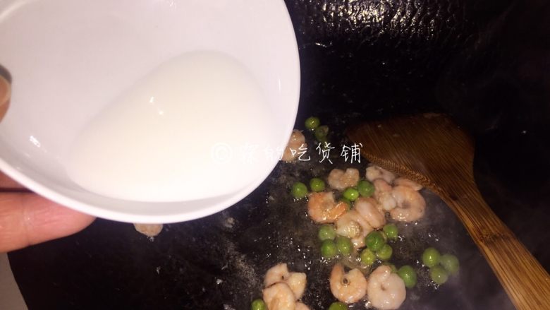 八宝辣酱,最后薄薄的勾个小芡,放在辣酱的顶部,俗称“盖帽”。