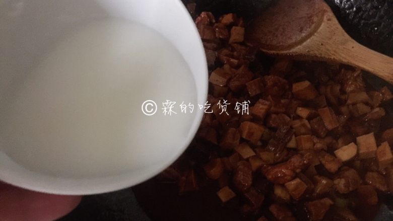 八宝辣酱,最后勾个芡。